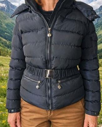 Giacca a vento blu scuro imbottita, elegante.