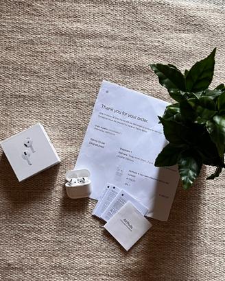 Airpods 4 con cancellazione attiva del rumore