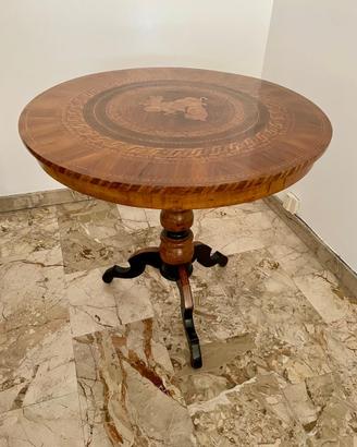 Tavolo d’epoca noce intarsiato S. Giorgio e Drago