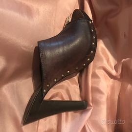 Sandali di pelle con borchie