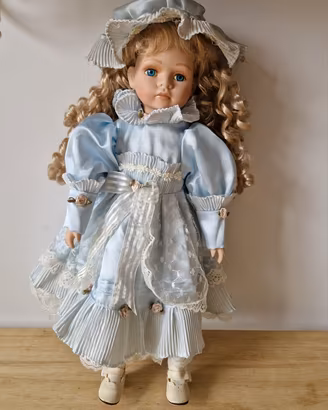 Bambola di porcellana da collezione vintage