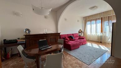 Quadrilocale con box auto Zona Nuova