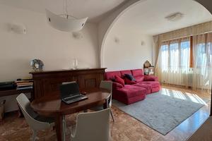 Quadrilocale con box auto Zona Nuova