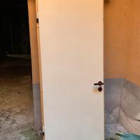 Porta in legno laccato bianco con telaio