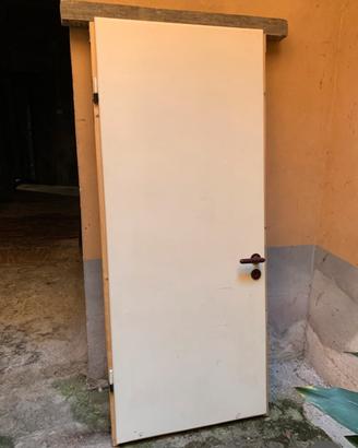 Porta in legno laccato bianco con telaio
