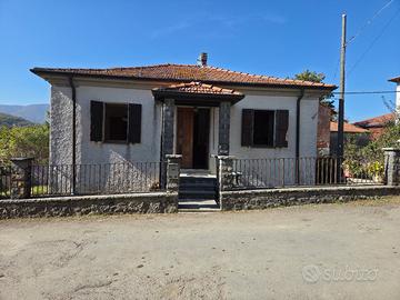 Casa indipendente Albareto +terreno+strutture