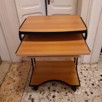 Scrivania porta pc con rotelle.