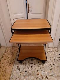 Scrivania porta pc con rotelle.