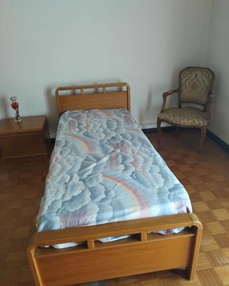 Letto singolo con comodino