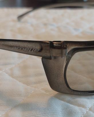 occhiali sole leggero Arnette