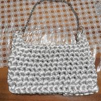 Borsa ricamata ad uncinetto colore grigio laminato