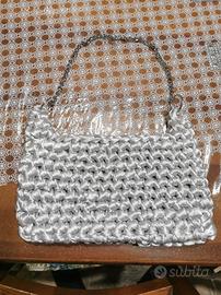 Borsa ricamata ad uncinetto colore grigio laminato