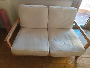 Divano in legno con cuscini bianchi