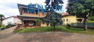 Immobile di 850 m² con più di 5 locali a Buscate