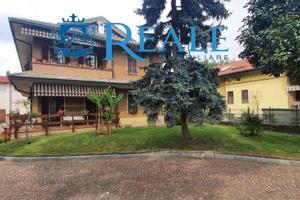 Immobile di 850 m² con più di 5 locali a Buscate