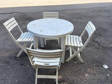 Set Tavolo Rotondo e 4 Sedie Pieghevoli in Plastic