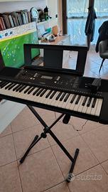 Tastiera Yamaha PSR-E363 + Cavalletto Incluso