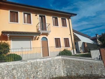 Prestigiosa casa di testa indipendente su 3 Livell