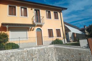 Prestigiosa casa di testa indipendente su 3 Livell