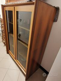Vetrina in legno massello classica