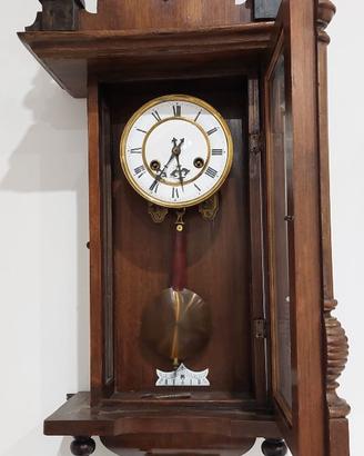 Antico orologio a pendolo