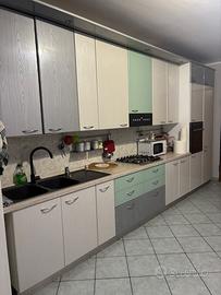 cucina con tavolo e sedie