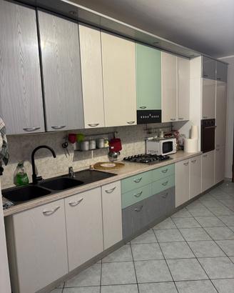 cucina con tavolo e sedie