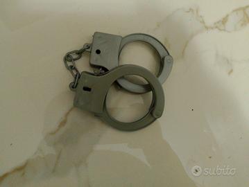 manette della polizia giocattolo 