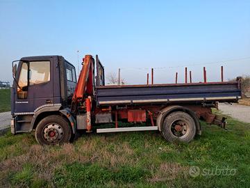 Camion Iveco 120 con gru Palfinger