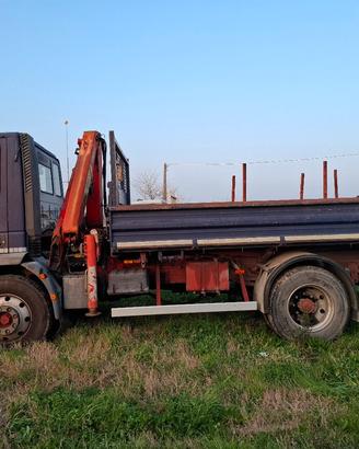 Camion Iveco 120 con gru Palfinger