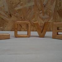 Scritta in legno LOVE da appoggio