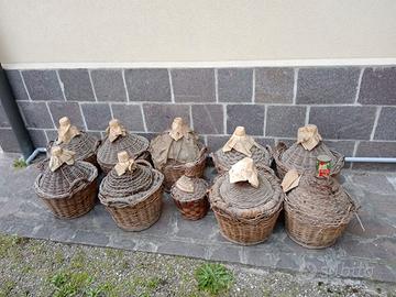 Damigiane da vino con cesta