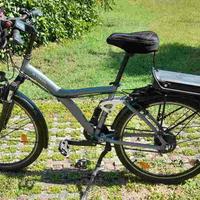 Bici trekking elettrica a pedalata assistita