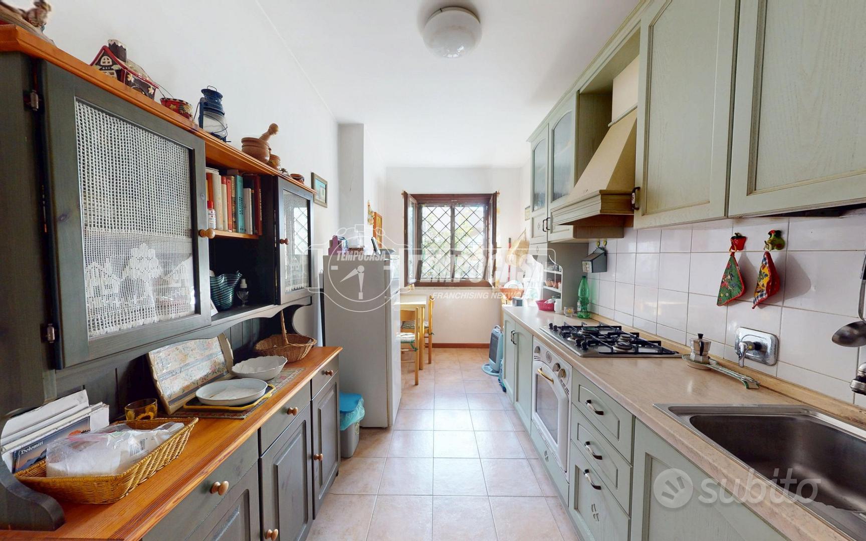 VILLA QUADRIFAMILIARE SU TRE LIVELLI CON BOX AUTO - Vista 6