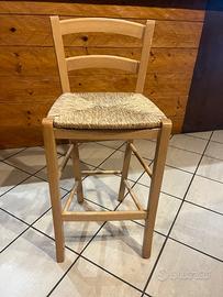 Sgabello in legno e paglia