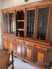 Grande credenza classica con vetrina in legno