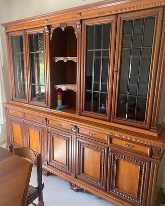 Grande credenza classica con vetrina in legno