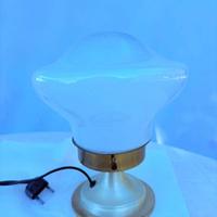 Lampada da tavolo in ottone vetro opalino del 1960