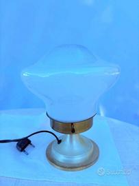 Lampada da tavolo in ottone vetro opalino del 1960