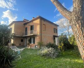 Casa singola in mattoni con dependance e terreno