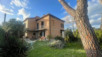 Casa singola in mattoni con dependance e terreno