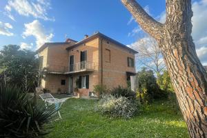 Casa singola in mattoni con dependance e terreno