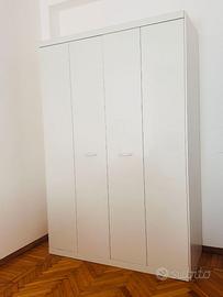 Armadio bianco in legno laccato