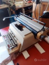 macchina da scrivere olivetti