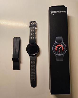 Samsung Galaxy Watch 5 Pro con accessori