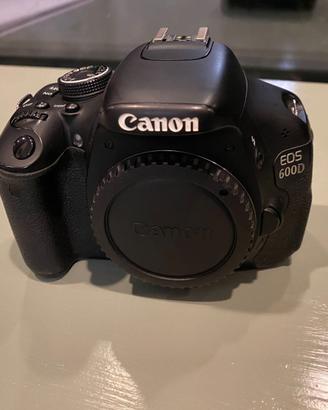 Canon EOS 600D + obiettivo Canon 18-55 + accessori