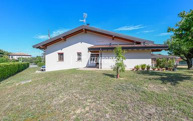 VILLA INDIPENDENTE CON AMPIO GIARDINO
