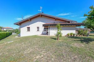 VILLA INDIPENDENTE CON AMPIO GIARDINO