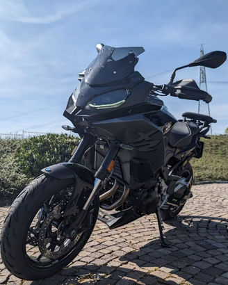 BMW F900 XR Triple Black (Tutti i pacchetti)