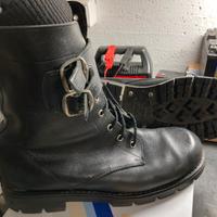 Anfibi 42 con fibbiette laterali da riparare